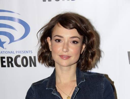 11 Fakten über Milana Vayntrub aka Lily von AT & T - Happy Woman