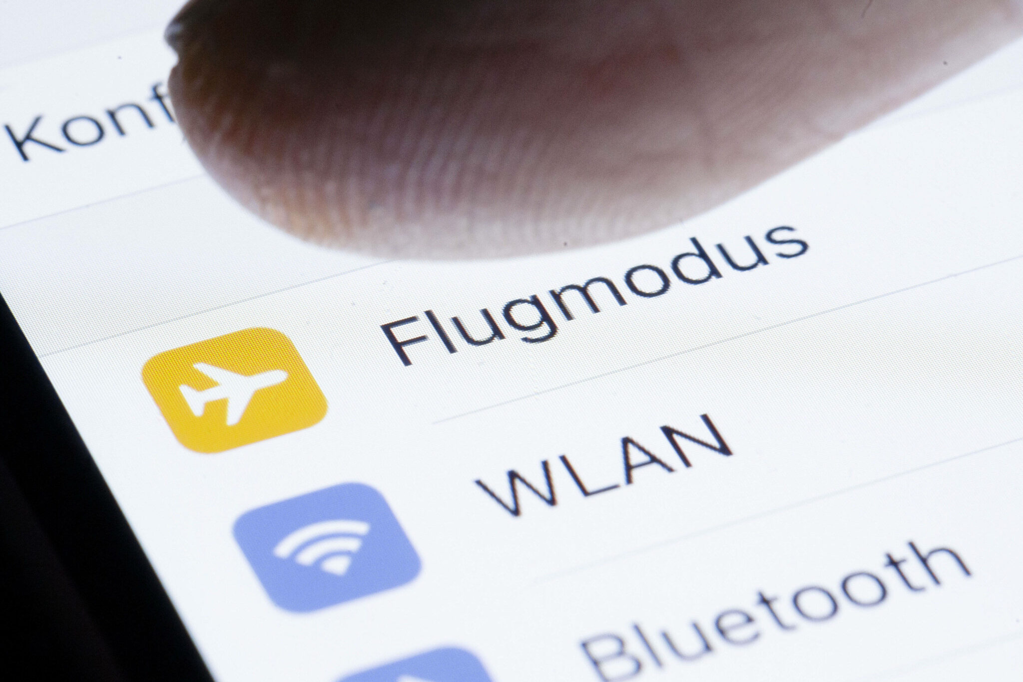 Darum ist der Flugmodus wirklich wichtig Happy Woman